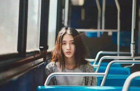 “才进来就被裤子绊倒了”是什么意思？是什么梗？